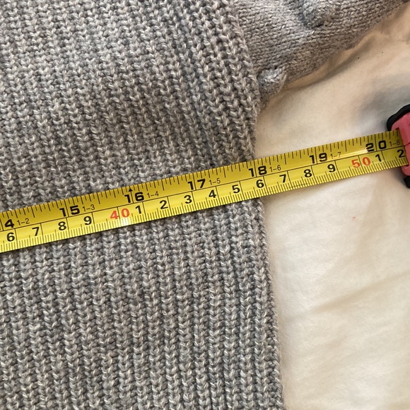 CeCe Cute Gray Sweater, M - Picture 7 of 9